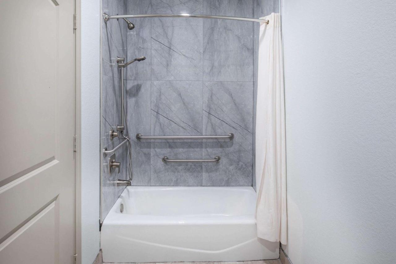 Super 8 By Wyndham Humble Houston Fallcreek Ngoại thất bức ảnh